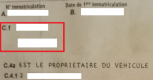 Une Carte Grise avec l’emplacement du nom et prénom du titulaire en C.1, encadré en rouge. 