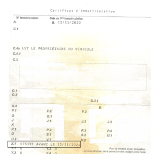 Une carte grise avec la case X1 comportant une date précédée de la mention « visite avant le »